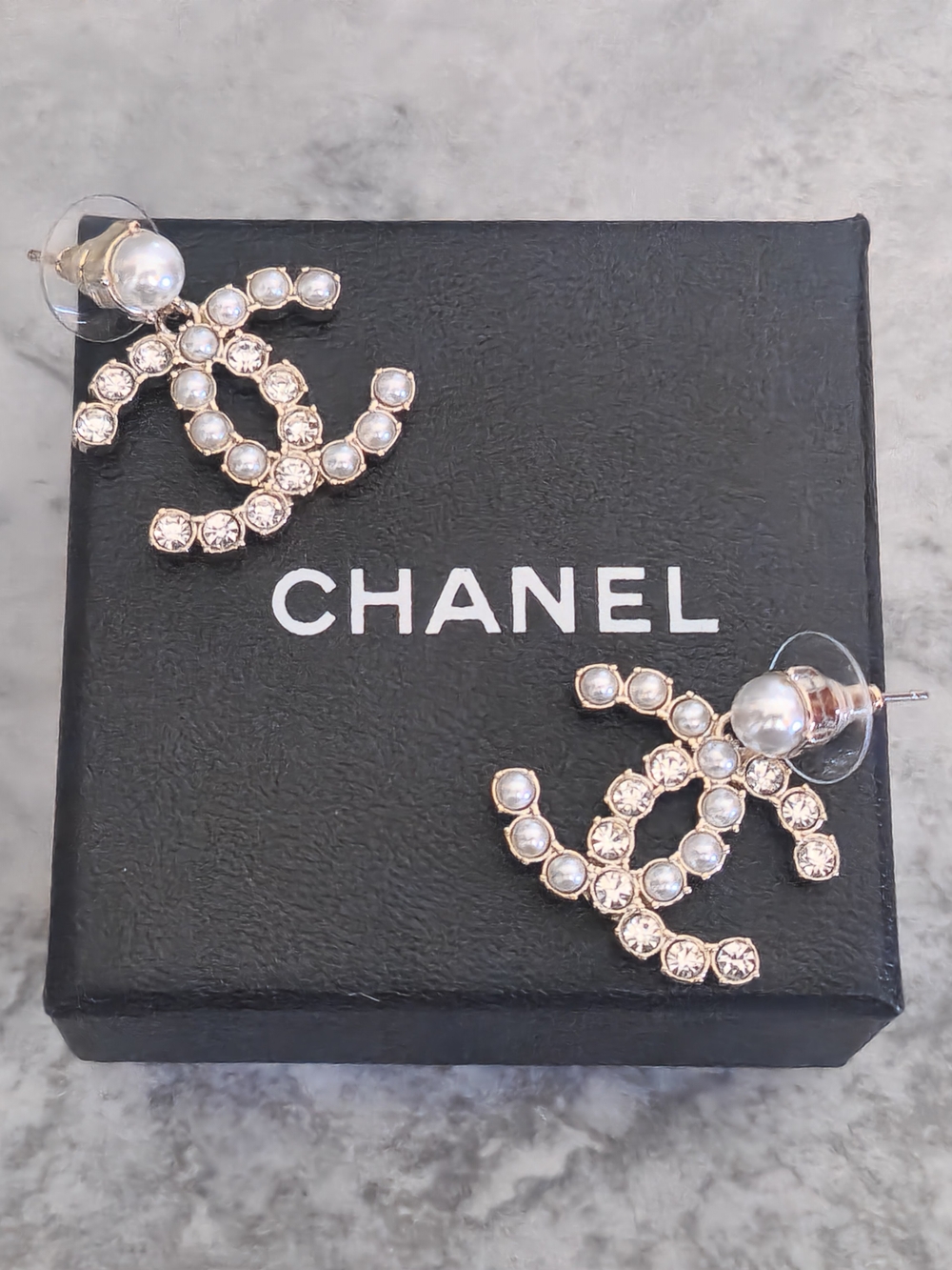 CHANEL Gold-Tone CC Pearl & Crystal Dangle Earrings✨️